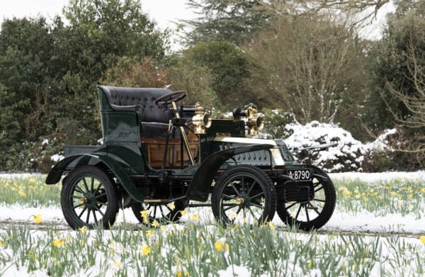 1904 De Dion Bouton model Q in snow with daffodils at Beaulieu. Creator: Unknown.