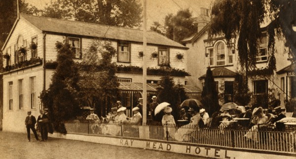 'Life By The Thames in Early Edwardian Days', 1902, (1933).  Creator: Unknown.