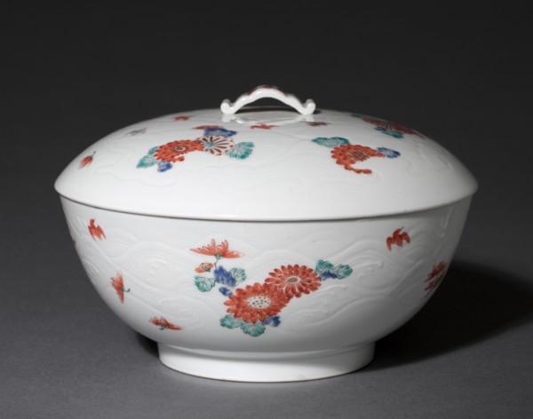 Covered Bowl with Chrysanthemums and Chidori: Kakiemon Ware, early 18th century. Creator: Unknown.