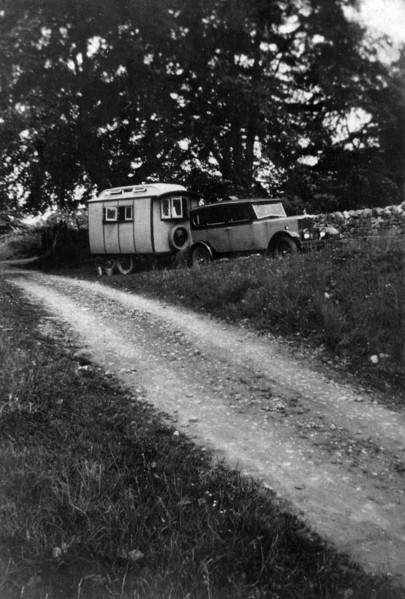 Voyageur caravan with Morris Oxford 1927. Creator: Unknown.