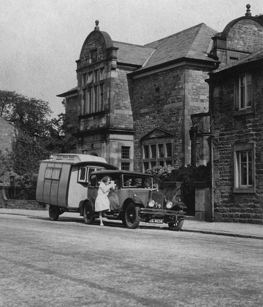 Voyageur caravan with Morris Oxford 1927. Creator: Unknown.