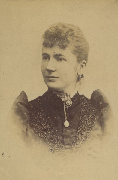 Pelgrom. Elise (femme Schouppe). Deux photographies, dont une légendée: Reprod. faite 22/2/93., 1893.