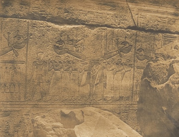 Sculptures extérieures du Sanctuaire de granit du Palais de Karnac (Thèbes) (Philippe-Aridée conduisant la Barc de Mauth), 1849-50.