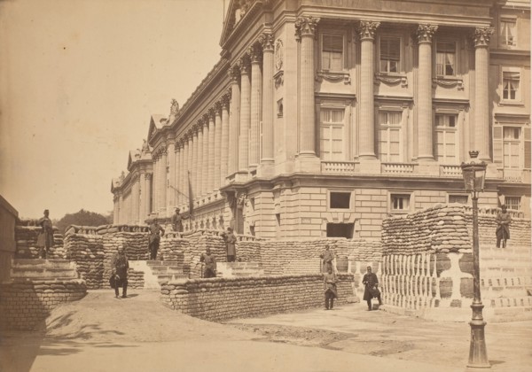[Barricades pres de Ministere de la Marine et l'Hötel Crillon], 1871.