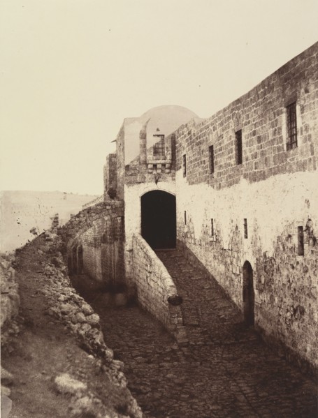 Entrée d'une caserne turque. C'est a cette porte que les pèlerins font les prières de la 1e Station. N'ayant pas la permission d'entrer dans la caserne, 1860 or later.