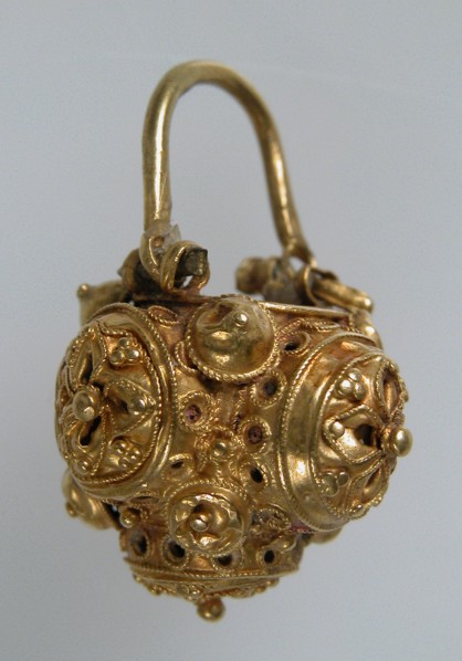 Basket Earring, Byzantine, 10th-11th century.