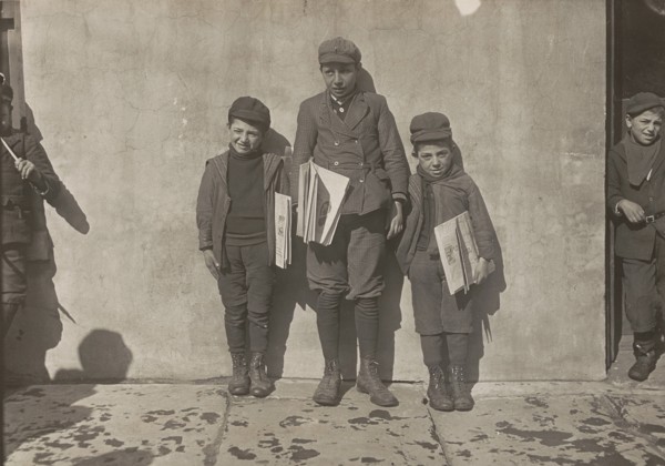 John Pento, 14 years old, Daniel and Angelo Pento, 7 years old, selling newspapers, Hartford, Connecticut, 3348.