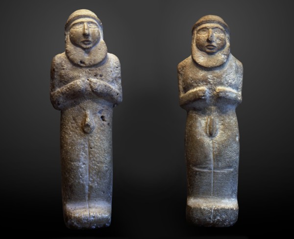 Statuettes of bearded men (possibly the priest-king), 4th millenium BC. Found in the collection of Musée du Louvre, Paris.