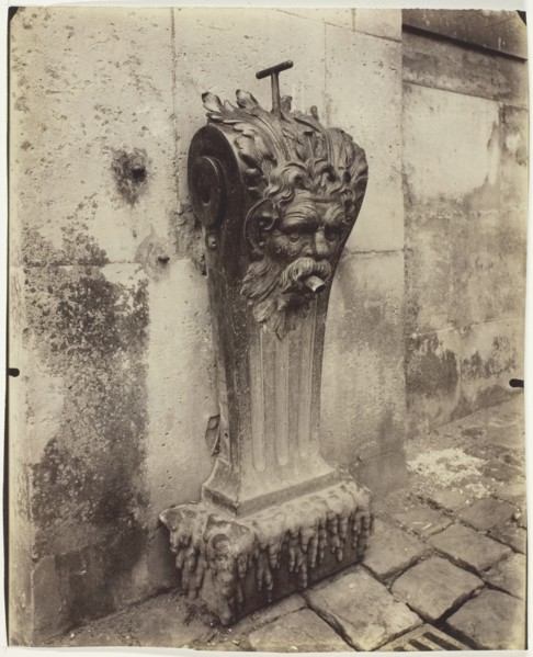 Versailles, Fontaine dans la Cour de Marbre, 1903. Creator: Eugene Atget.