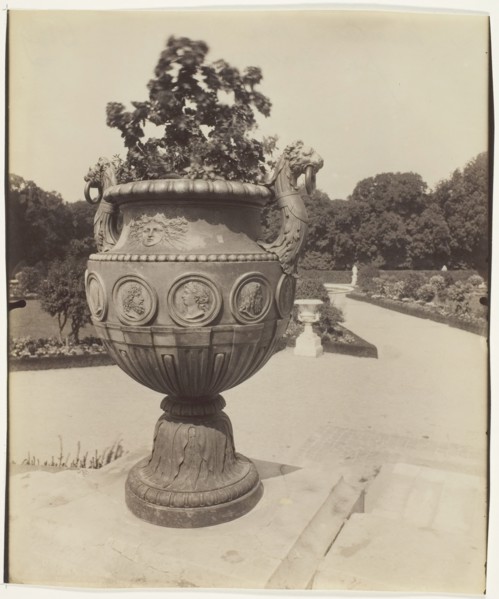 Versailles, Vase par Ballin, 1901. Creator: Eugene Atget.