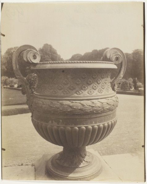 Versailles, Vase par Ballin, 1905. Creator: Eugene Atget.