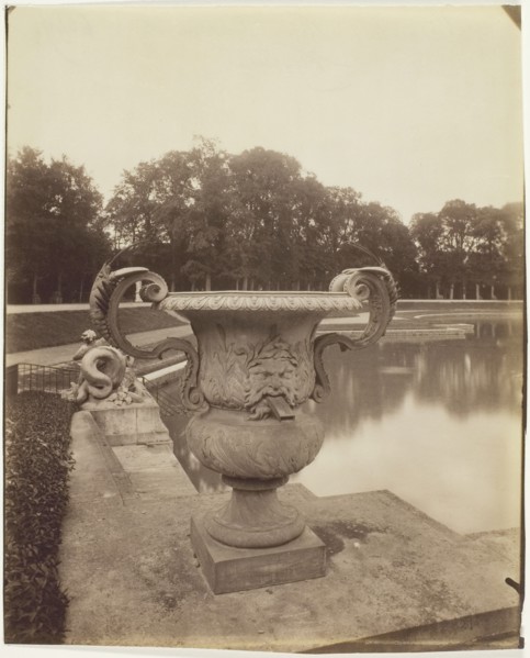 Versailles, Vase, Bassin de Neptune, 1901. Creator: Eugene Atget.