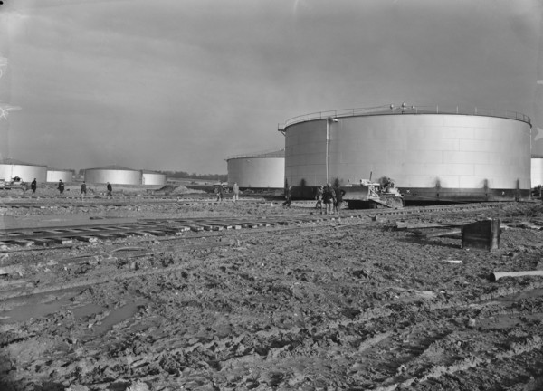 Stanlow Oil Refinery, Stanlow, Ellesmere Port, Cheshire, 03/12/1954. Creator: John Laing plc.