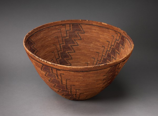 Coiled Storage Basket with Serrated-line Design, 1880/90. A work made of natural vegetable fibers with pigment.