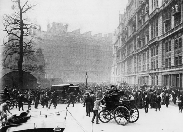 1898 Headland electric carriage at start of Automobile Club of Great Britain 1st Easter Tour, 1898. Creator: Unknown.