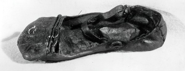 Woman's Horned Toe Shoe, England, 16th century.