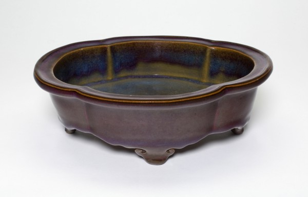 Lobed Basin for Flowerpot with Four Cloud-Shaped Feet, Yuan (1271-1368)/Ming dynasty (1368-1644), 14th century.