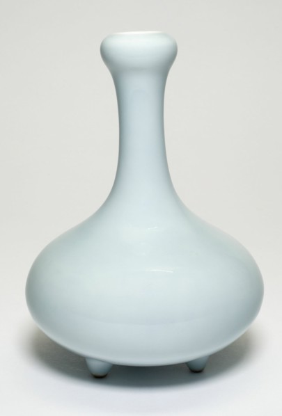 Globular Vase with Tall Neck, Qing dynasty (1644-1911), Qianlong reign mark and period (1736-1795).