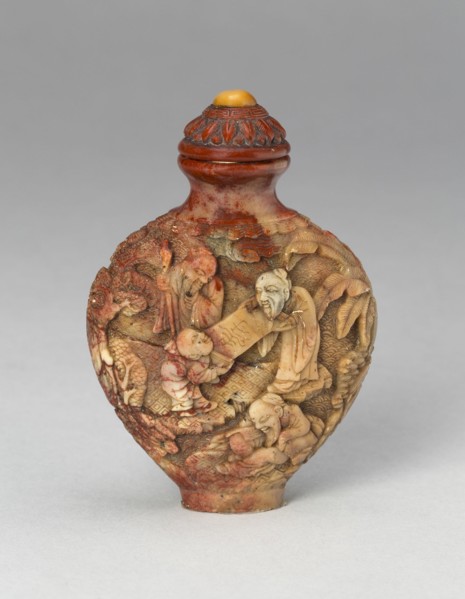 Snuff Bottle with Scholars and Assistants Opening a Scroll, Qing dynasty (1644-1911), 1800-1900.