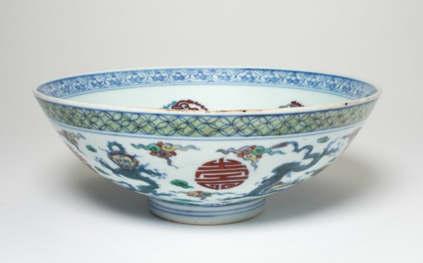Bowl with Dragons and Phoenixes, Qing dynasty (1644-1911), 18th century.