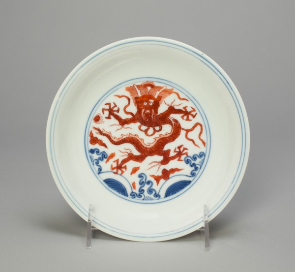 Dish with Dragons above Waves, Ming dynasty (1368-1644), Wanli reign mark and period (1573-1620).