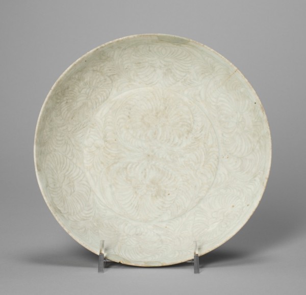 Dish with Floral Scrolls, Song dynasty (960-1279).