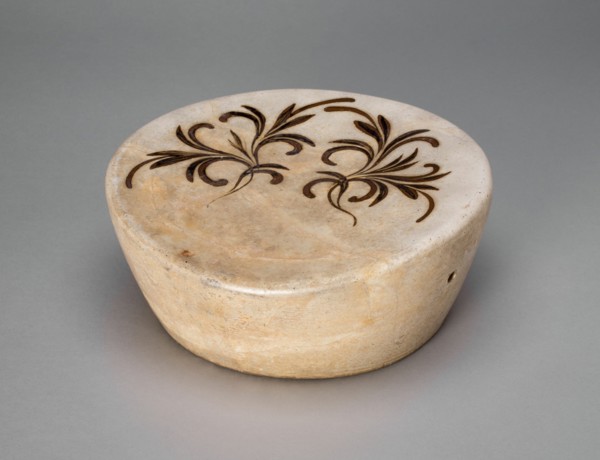 Drum-Shaped Pillow with Floral Sprays, Jin dynasty (1115-1234), 12th century.