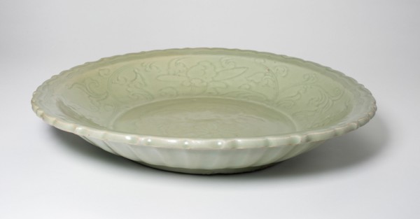 Dish with Floral Scrolls and Foliate Rim, Yuan dynasty (1271-1368) or Ming dynasty (1368-1644).