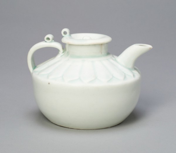 Ewer with Stylized Chrysanthemum Petals, Northern Song dynasty (960-1127), 12th century.