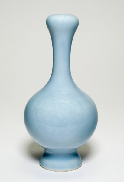 Bulbous-Shaped Vase and Dragon Design, Qing dynasty (1644-1911), Qianlong reign mark and period (1736-1795).