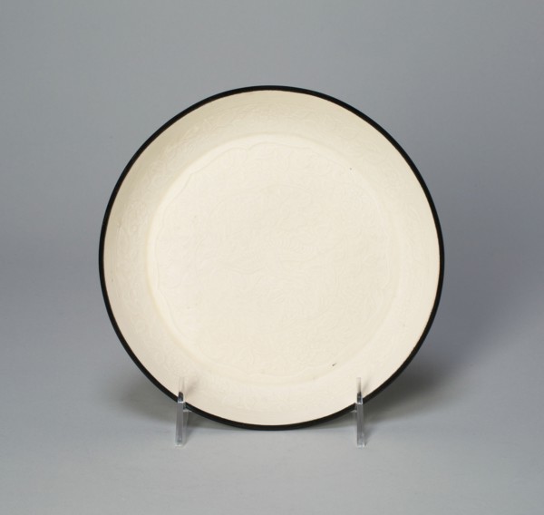 Dish with Crane amid Floral Scrolls, Jin dynasty (1115-1234), 12th century.