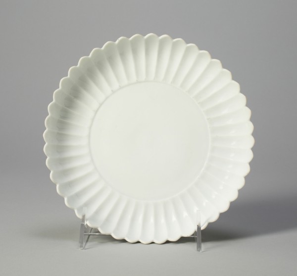 Chrysanthemum Dish, Qing dynasty (1644-1911), Yongzheng reign mark and period (1723-35).