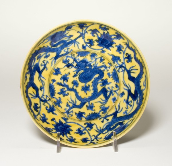Dish with Dragons and Lotus Flowers, Qing dynasty (1644-1911), Kangxi period (1622-1722).