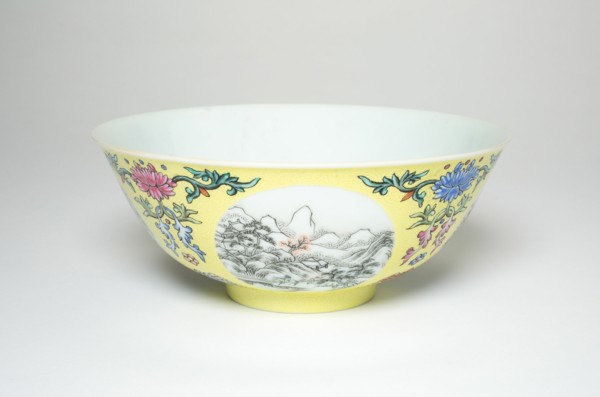 Bowl with Mountainous Landscapes, Qing dynasty (1644-1911), Daoguang reign mark and period (1821-1850).