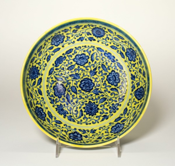 Dish with Peony and Lotus Flowers, Qing dynasty (1644-1911), 18th century, Yongzheng reign mark (1723-1735).
