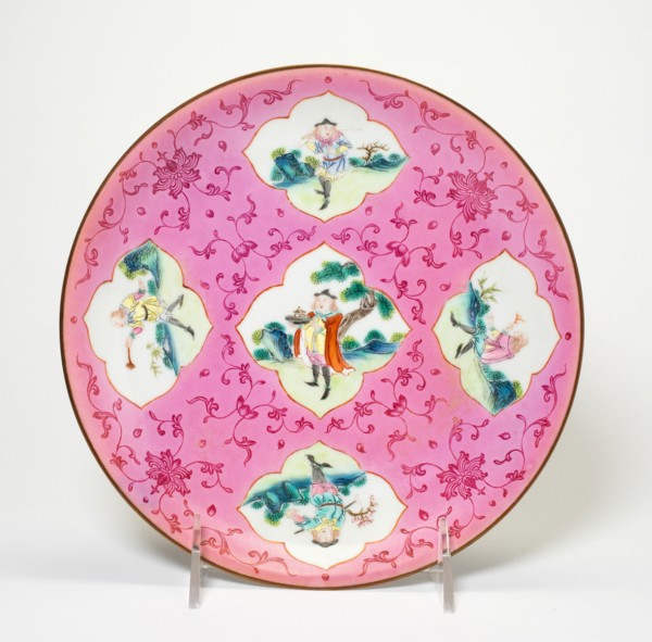 Dish with Five European Figures and Stylized Floral Scrolls and Five Bats on Reverse, Qing dynasty (1644-1911), Qianlong reign mark and period (1736-1795).