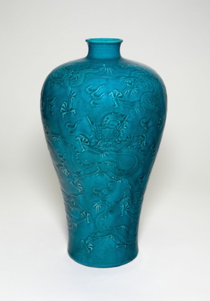 Bottle Vase (Meiping) with Dragons Rising from Waves, Qing dynasty (1644-1911), Yongzheng period (1723-1735).