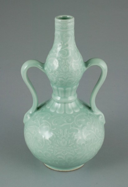 Double-Gourd Vase with Incurved Loop Handles, Qing dynasty (1644-1911), Yongzheng period (1723-1735).