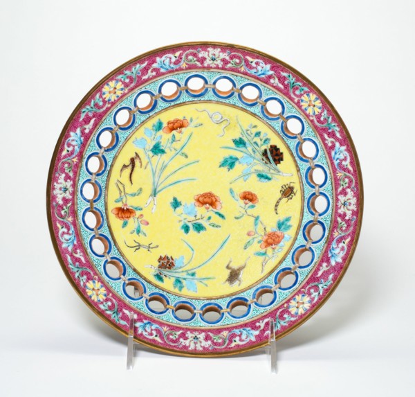 Plate with Talismans for Duanwujie (Dragon Boat Festival), Qing dynasty (1644-1911), Qianlong reign mark and period (1736-1795).