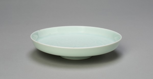 Dish with Auspicious Emblems: Clouds, Bats, Gourds, Plaintain, and Ruyi Scepter, Qing dynasty (1644-1911), Qianlong period (1736-1795).