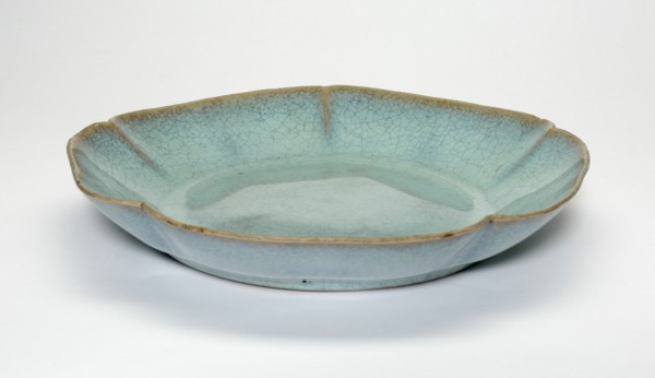 Dish with Floral Petal Rim, Qing dynasty (1644-1911), Yongzheng period (1723-1735).