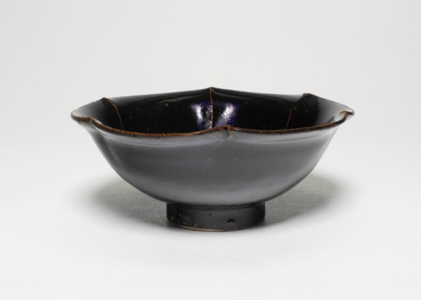 Bowl with Foliate Rim and White Ribs, Song dynasty (960-1279).