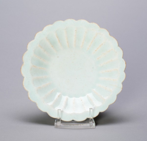 Dish with Lobed Cavetto and Foliate Rim, Song dynasty (960-1279), 11th/12th century.
