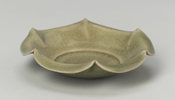 Dish with Inverted Petal-Lobed Rim, Northern Song dynasty (960-1127).