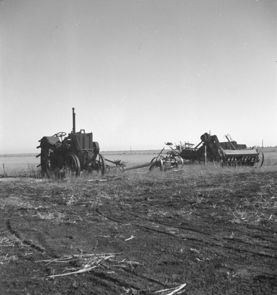 Discouraged farmers have been leaving this area over a period of years..., Mills, New Mexico, 1935. Creator: Dorothea Lange.