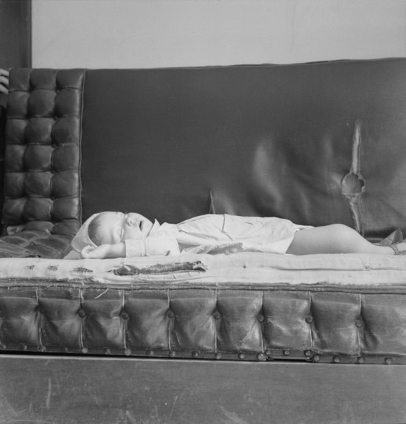 In the waiting room of the relief office, Oklahoma City, Oklahoma, 1937. Creator: Dorothea Lange.