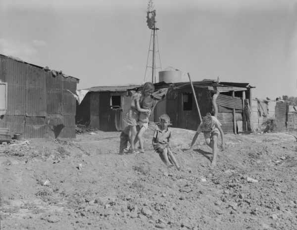 Housing for migratory cotton laborers near Casa Grande, Arizona, 1937. Creator: Dorothea Lange.