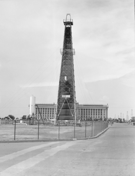 Looking down Lincoln Boulevard toward the state capital, Oklahoma City, Oklahoma, 1938. Creator: Dorothea Lange.