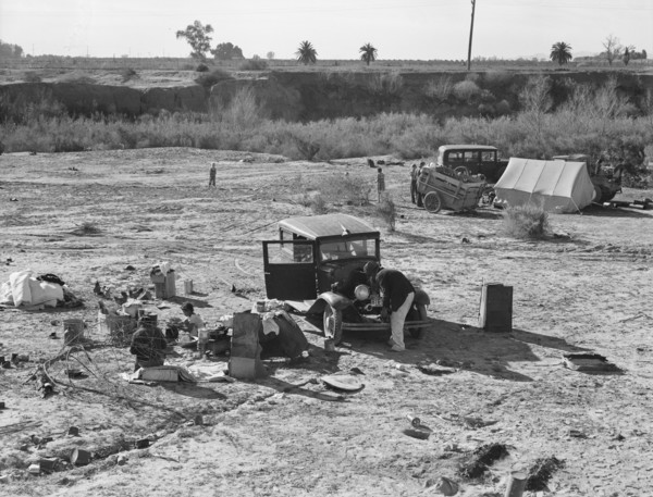 Camped on the flat, near Holtville, Imperial County, California, 1939. Creator: Dorothea Lange.