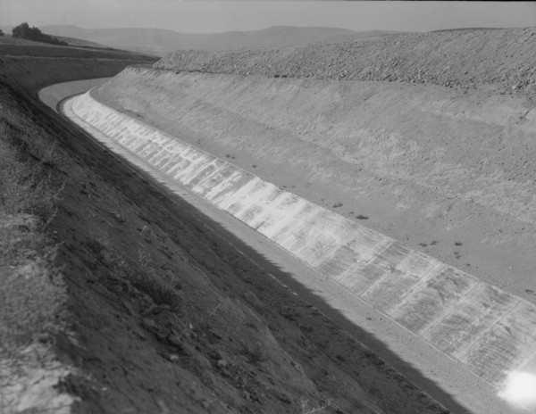 Roza Irrigation Canal, Yakima County, Washington, 1939. Creator: Dorothea Lange.